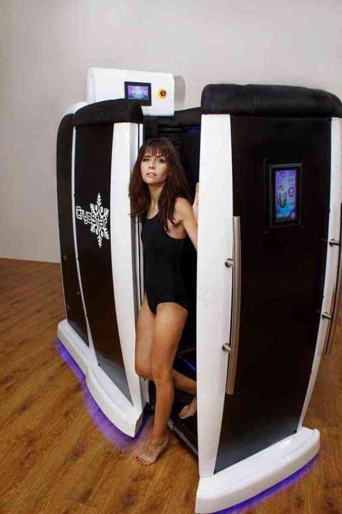 Donna nella camera CryoStar con porta aperta