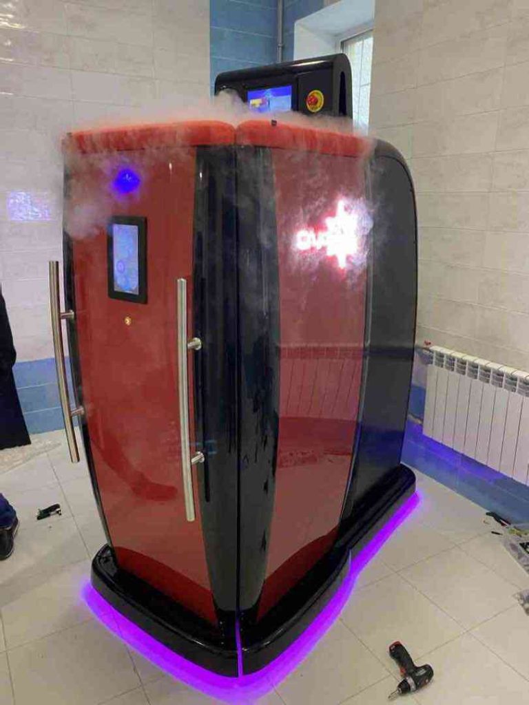 Camera CryoStar rossa e nera con vapore in fiera