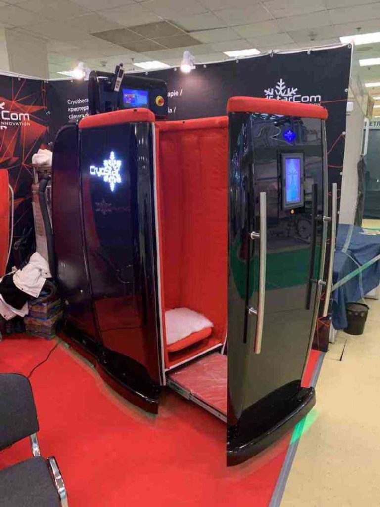 Camera CryoStar nera in fiera con porta aperta