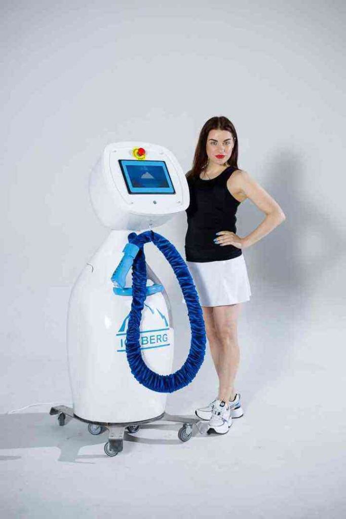 Donna accanto all'Iceberg 25L bianco
