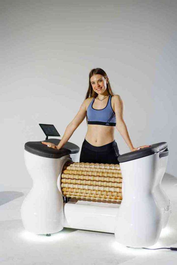 Donna in piedi dietro il RollStar Rollshaper bianco