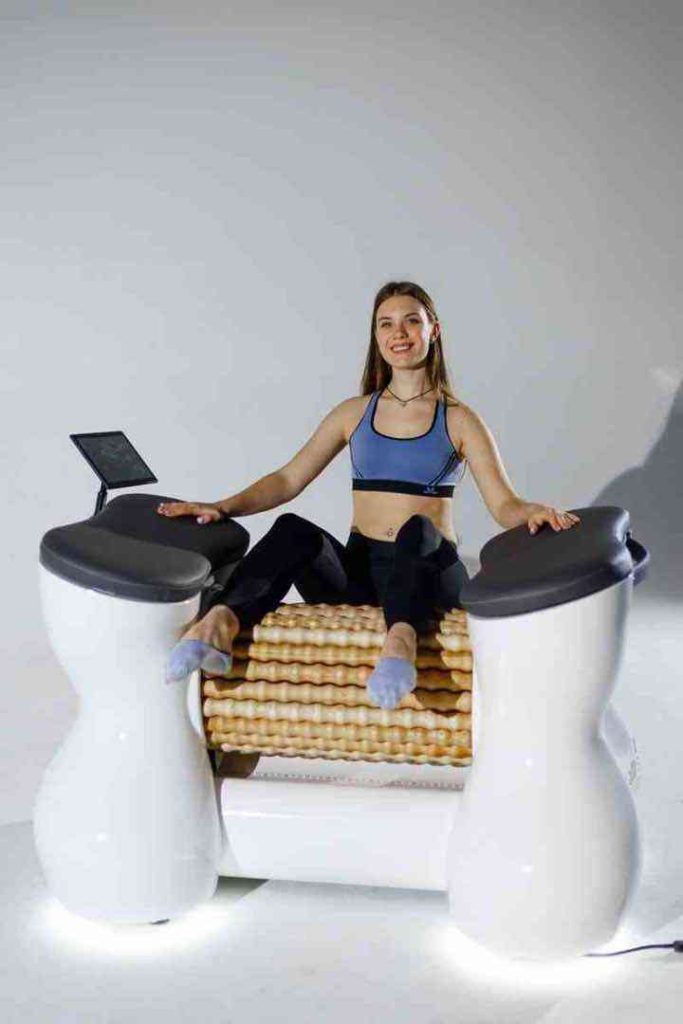 Donna seduta sul RollStar Rollshaper bianco