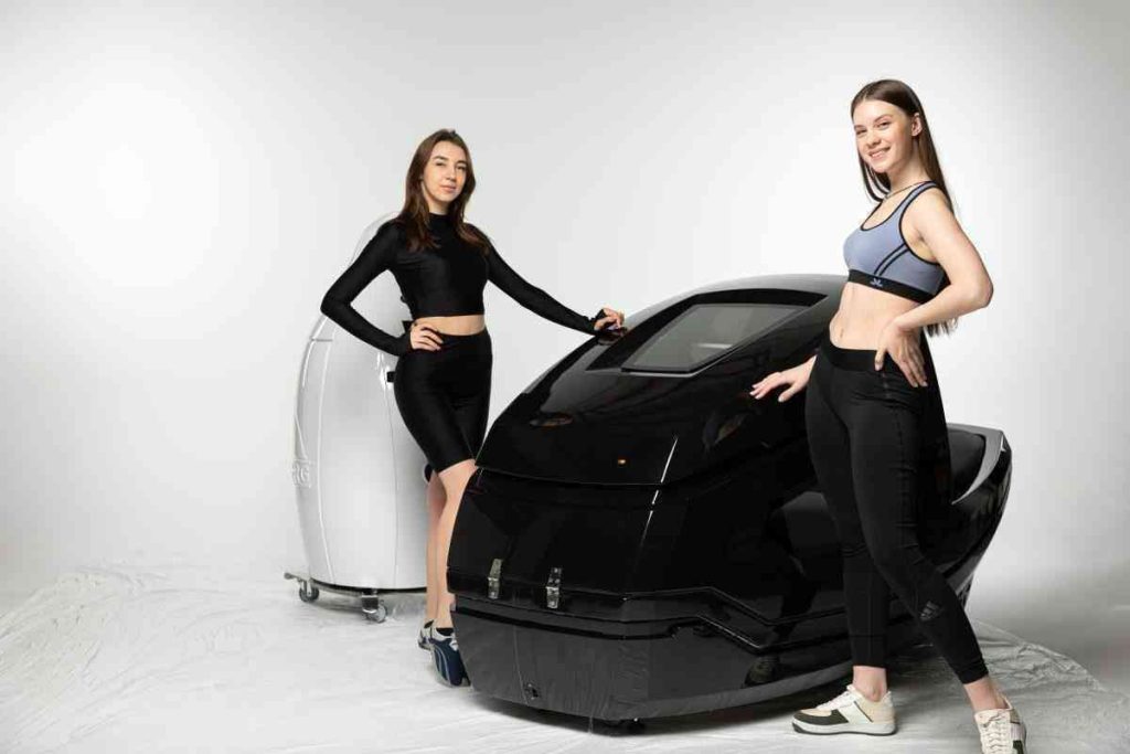 Due donne accanto alla cyclette InfraStar nera