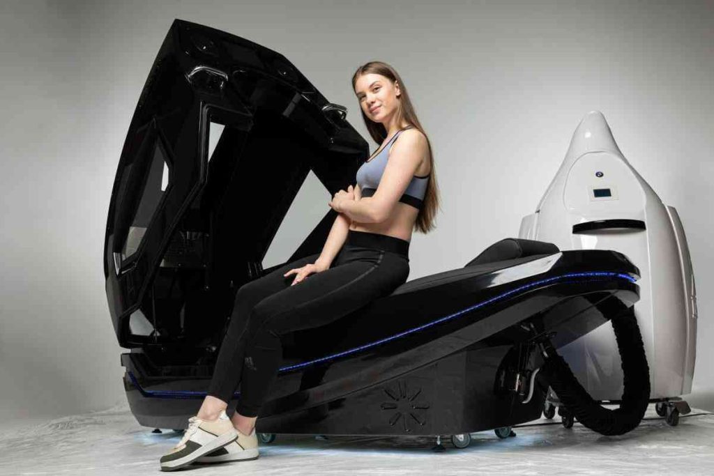 Donna seduta nella cyclette InfraStar aperta