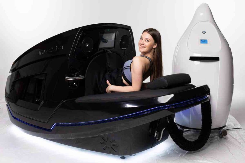 Donna nella cyclette InfraStar nera con capsula aperta