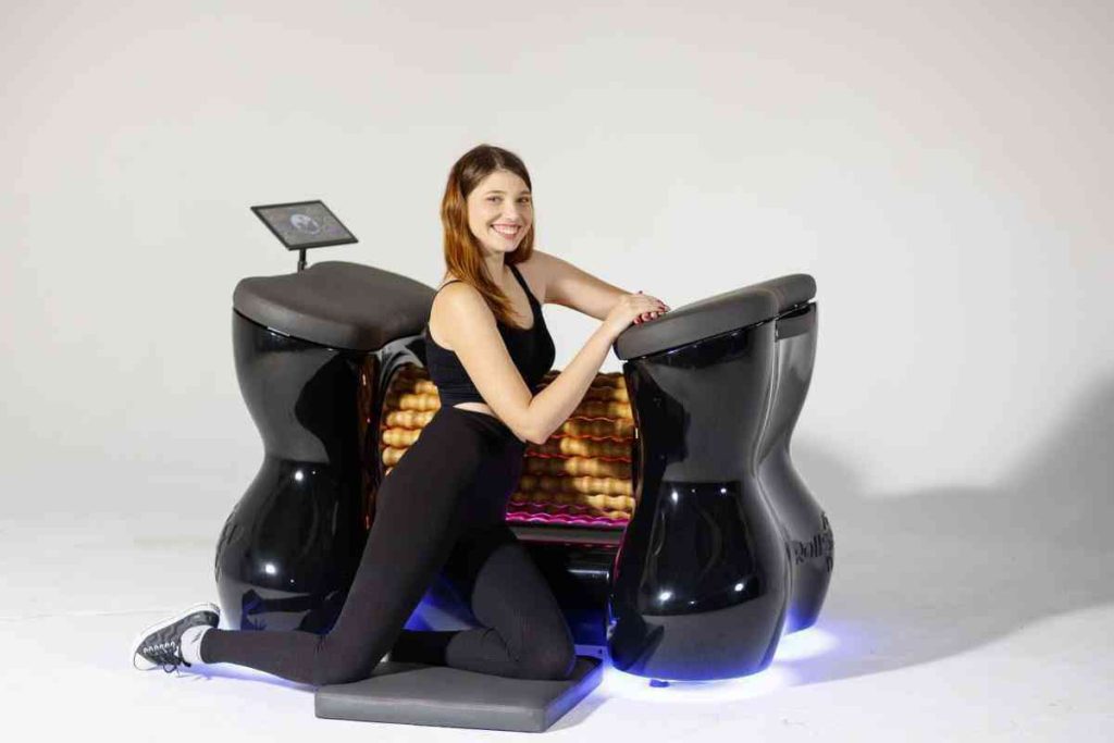 Donna che usa il RollStar Rollshaper nero sulle gambe