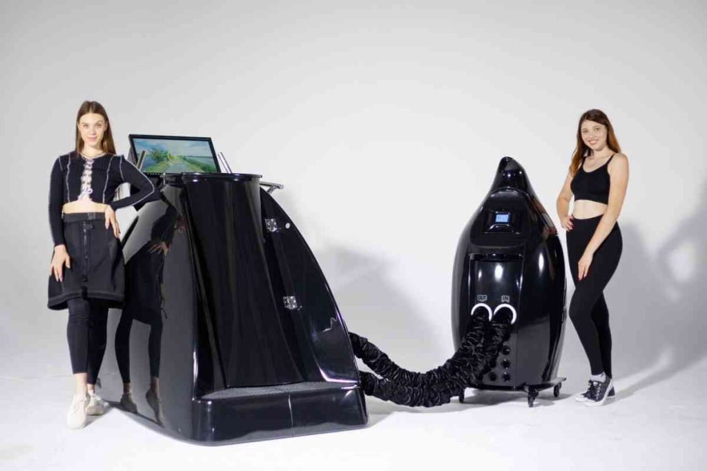 Due donne accanto al VacuStar nero con unità criogenica