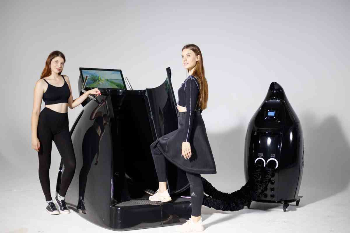 Due donne accanto al tapis roulant VacuStar nero
