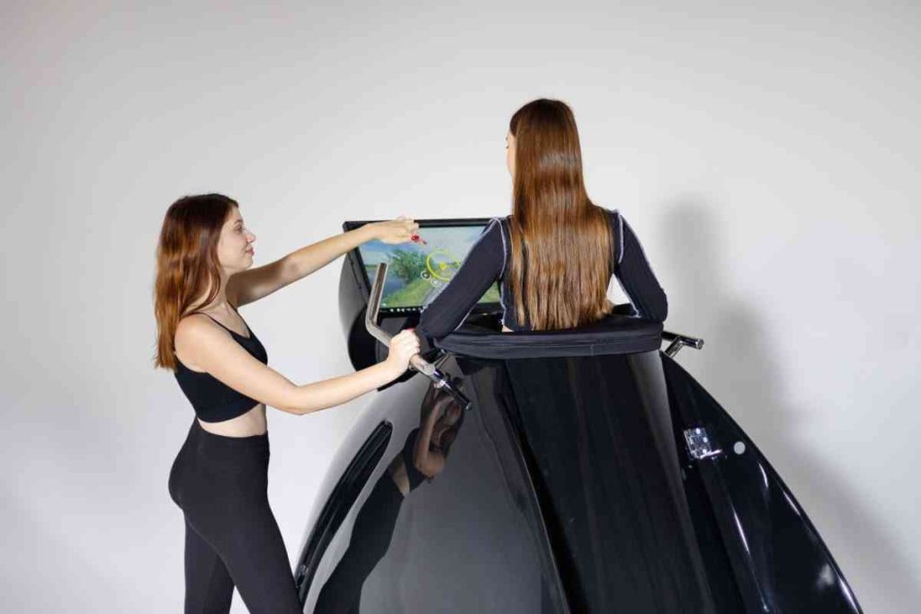 Donna che entra nel tapis roulant VacuStar nero