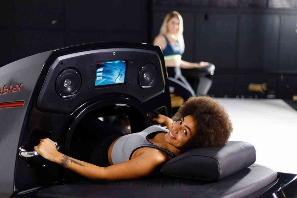 Donna che pedala nella cyclette InfraStar con monitor