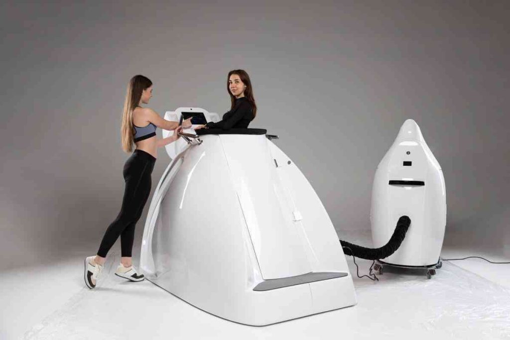 Due donne accanto al VacuStar bianco con unità criogenica