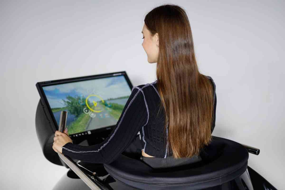 Donna che si allena nel VacuStar guardando il monitor