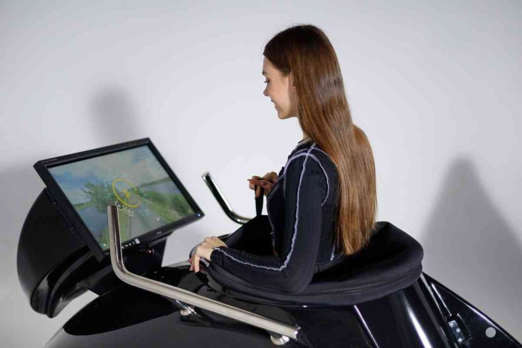 Donna che si allena nel VacuStar guardando il monitor