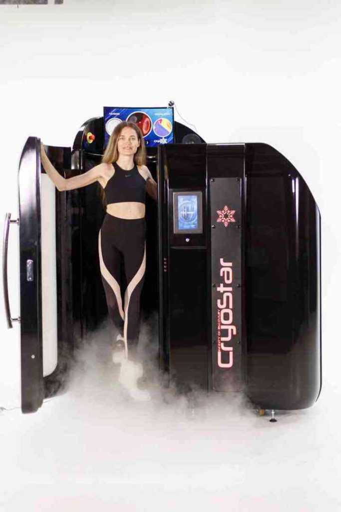 Donna che esce dalla camera crioterapica CryoStar tra il vapore