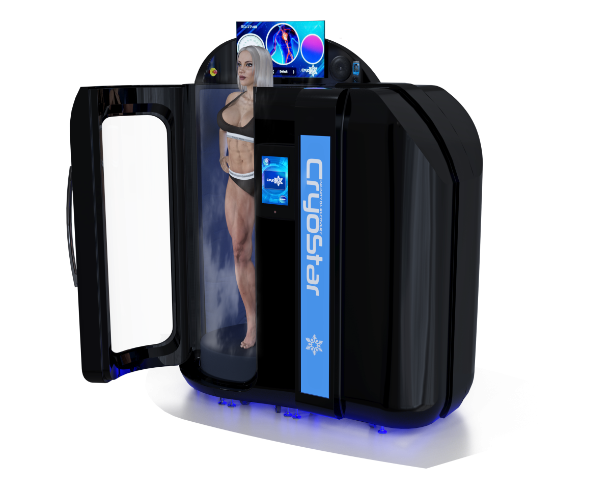 Donna nella camera crioterapica CryoStar nera con porta aperta