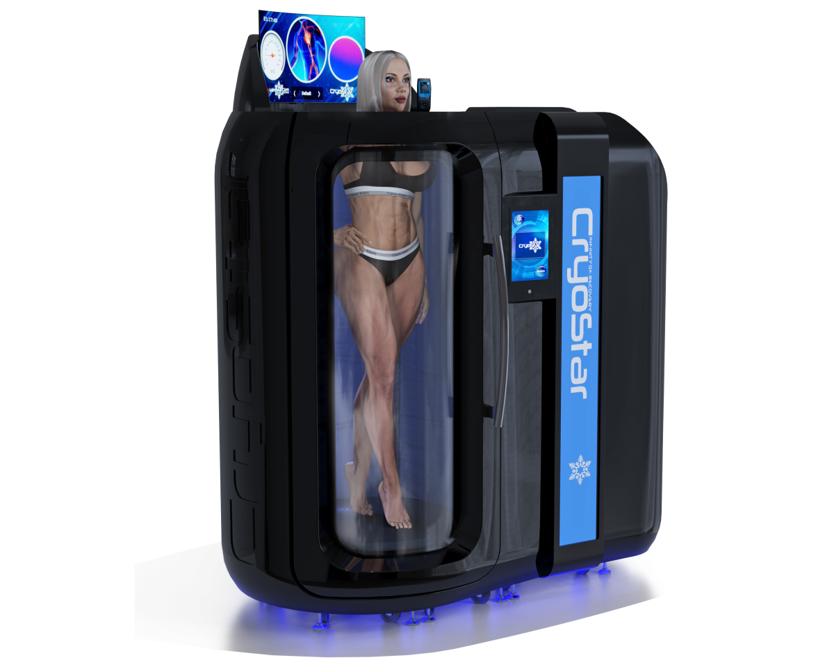 Donna all'interno della camera crioterapica CryoStar nera