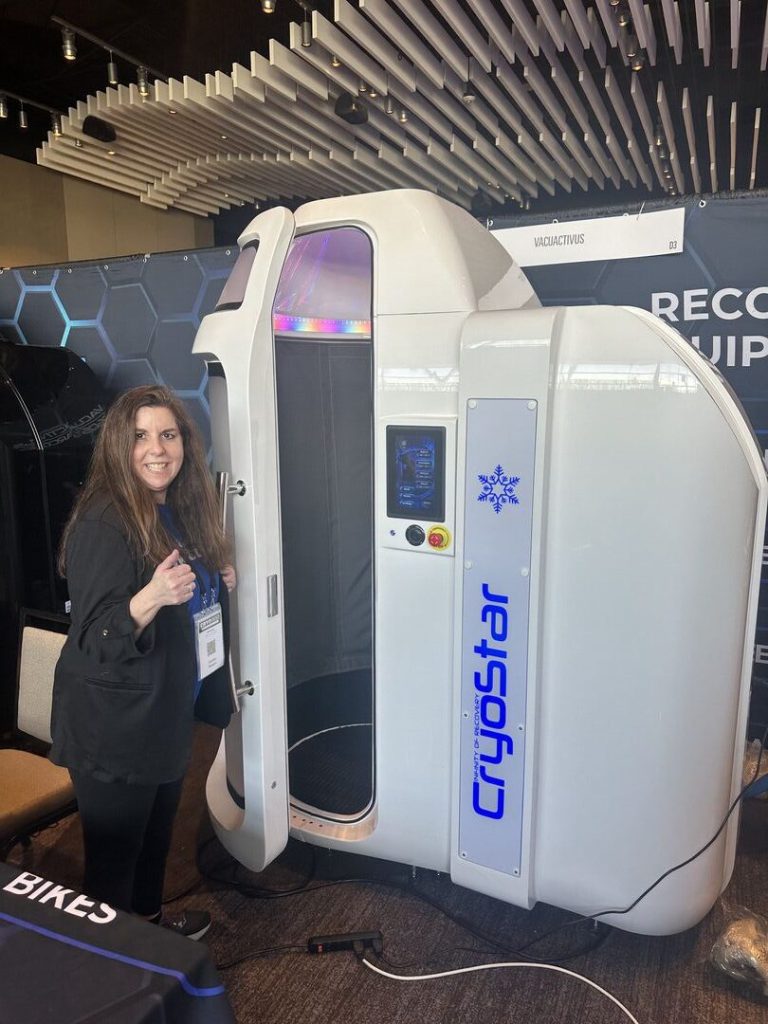 Donna accanto alla camera CryoStar bianca in fiera