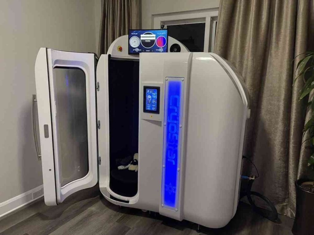 Camera crioterapica CryoStar bianca con porta aperta in un centro
