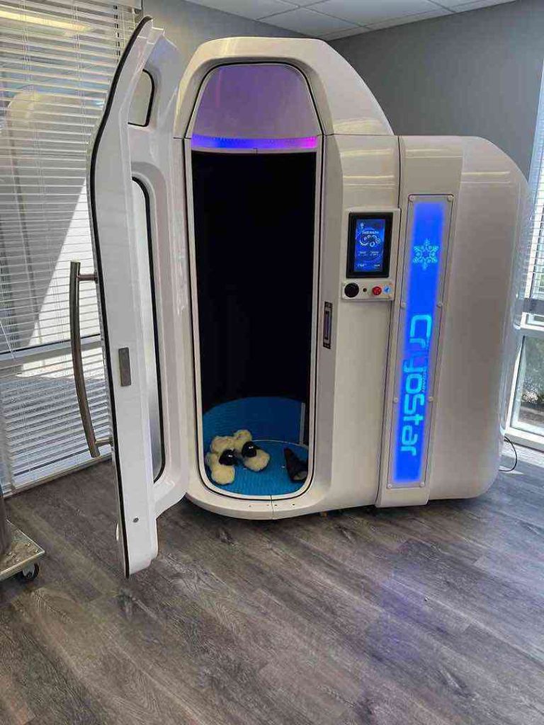Camera crioterapica CryoStar con porta aperta in un centro