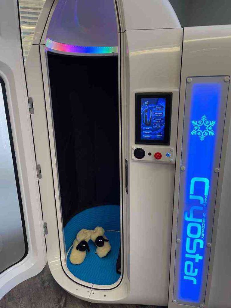 Interno della camera CryoStar con pantofole e luce viola