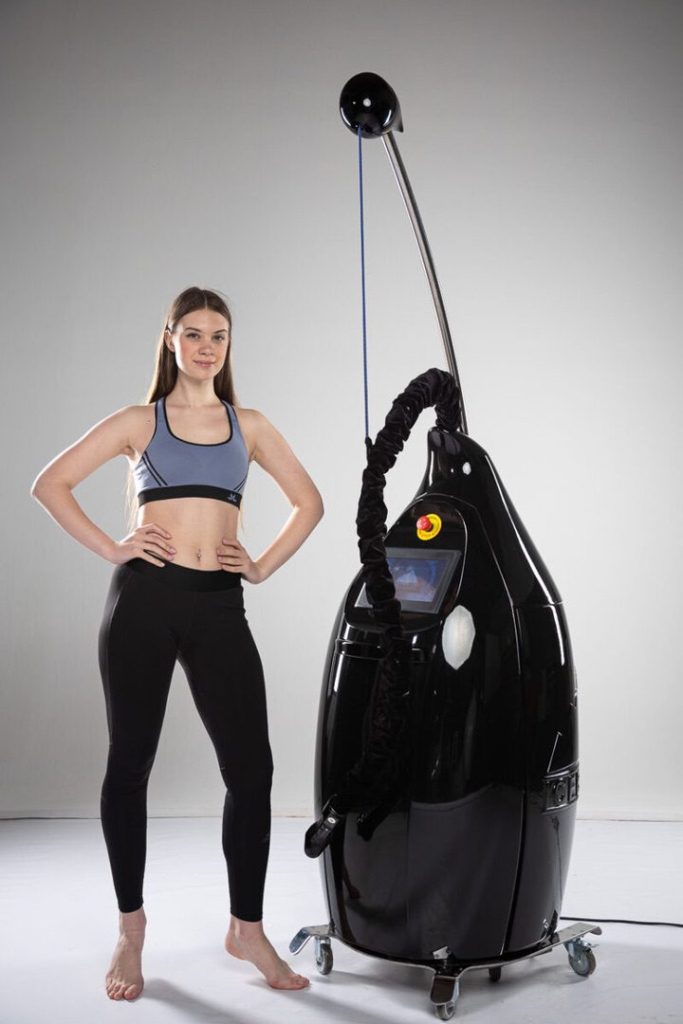 Donna accanto all'Iceberg 50L