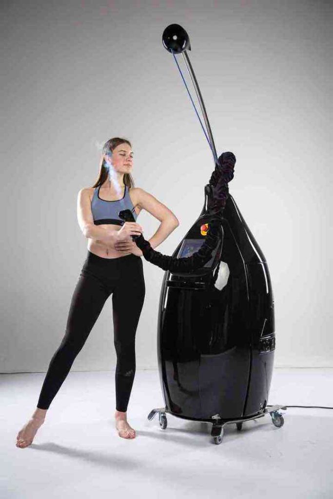 Donna con il manipolo dell'Iceberg Electric CRYO