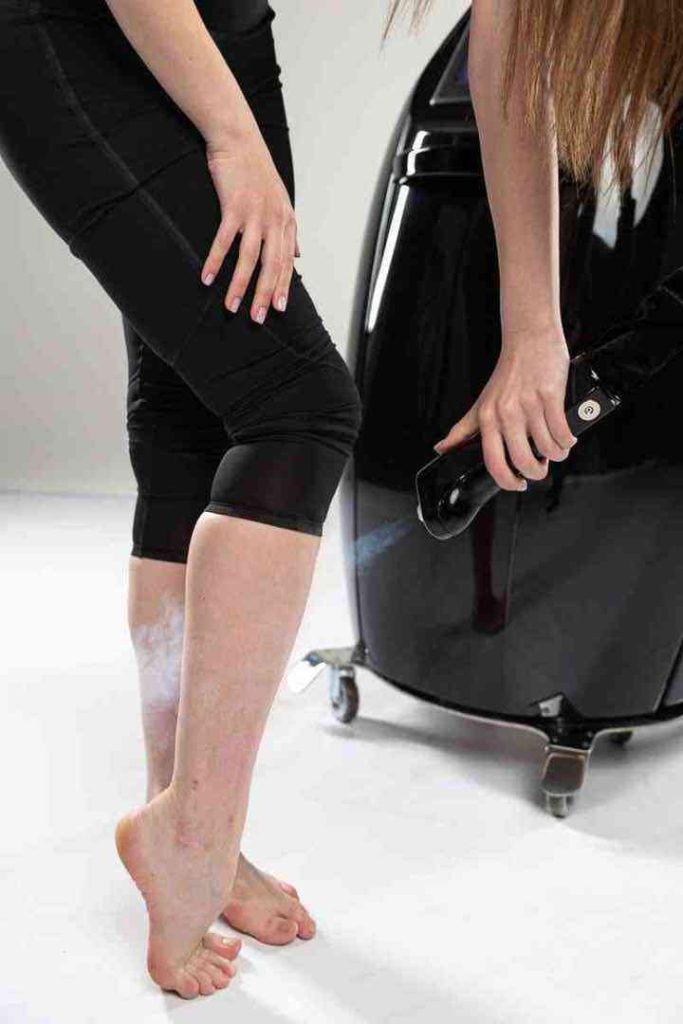 Trattamento di crioterapia locale sul ginocchio con manipolo Iceberg