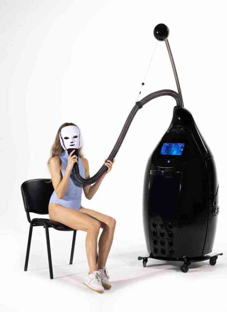 Donna con maschera LED collegata all'Iceberg Electric CRYO