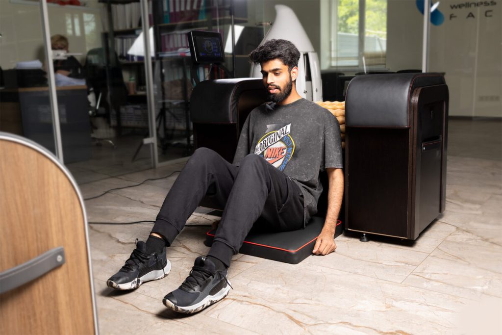 Uomo seduto che usa il RollStar Mini sulle gambe