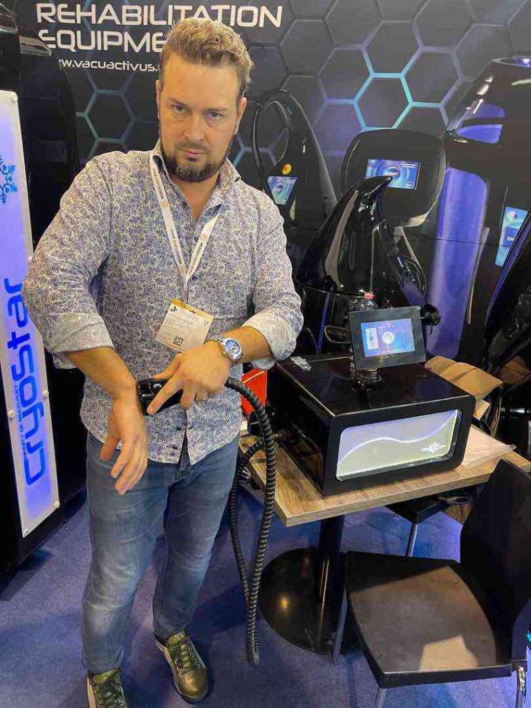 Uomo che presenta l'Iceberg Cryonick Roller allo stand fieristico