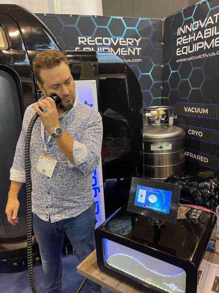 Uomo che mostra il manipolo dell'Iceberg Cryonick Roller in fiera