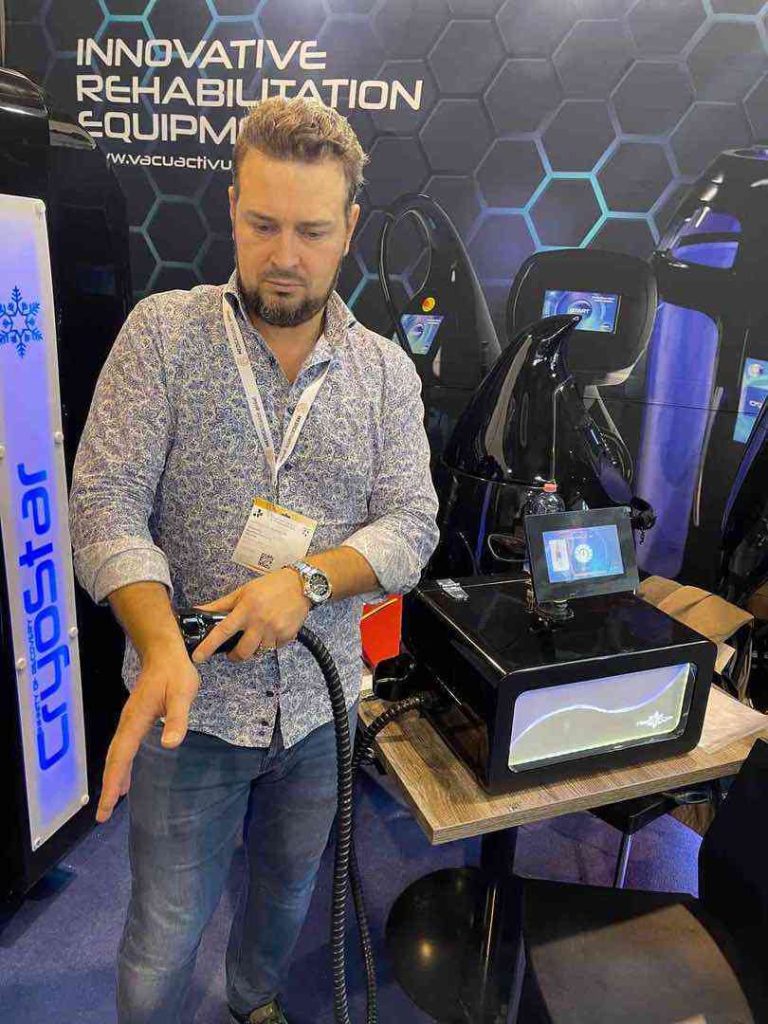 Uomo che presenta l'Iceberg Cryonick Roller allo stand fieristico