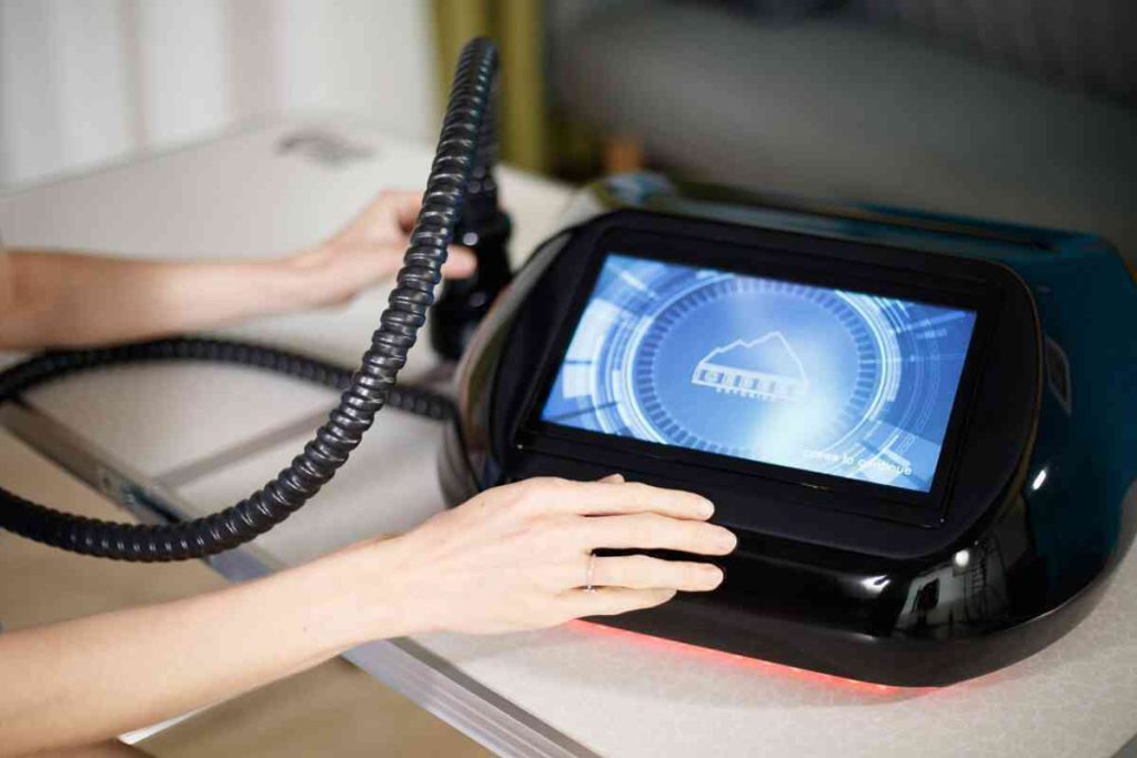 Mano sul touchscreen dell'Iceberg Cryonick Roller Mini