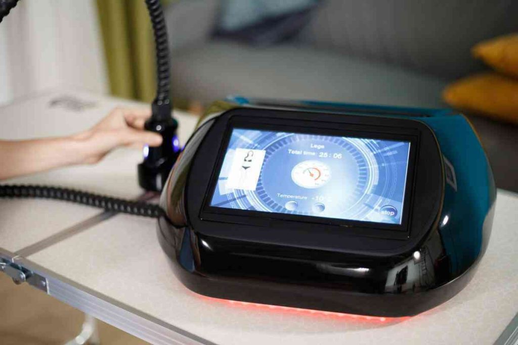 Mano che imposta l'Iceberg Cryonick Roller Mini dal touchscreen