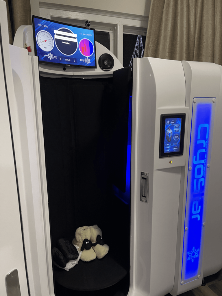 Interno della camera CryoStar con luce blu e pantofole