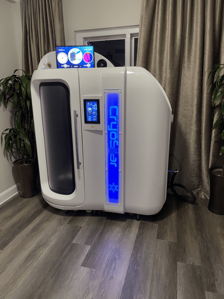 Camera crioterapica CryoStar bianca installata in un centro