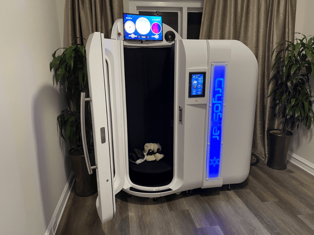 Camera crioterapica CryoStar bianca con porta aperta in un centro