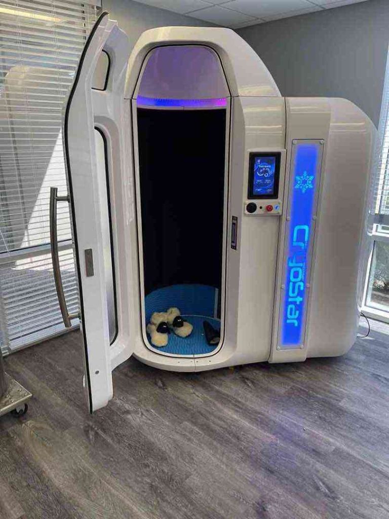 Camera crioterapica CryoStar con porta aperta in un centro