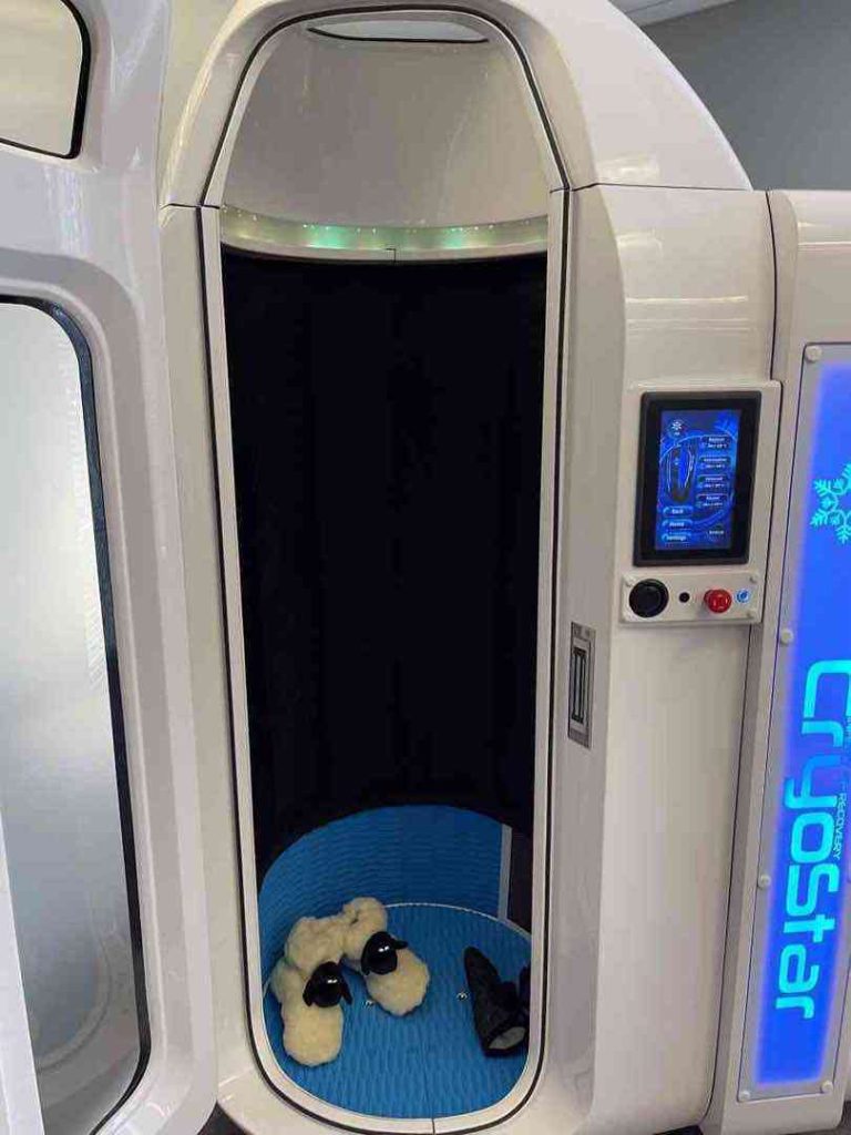 Interno della camera CryoStar con pantofole e touchscreen