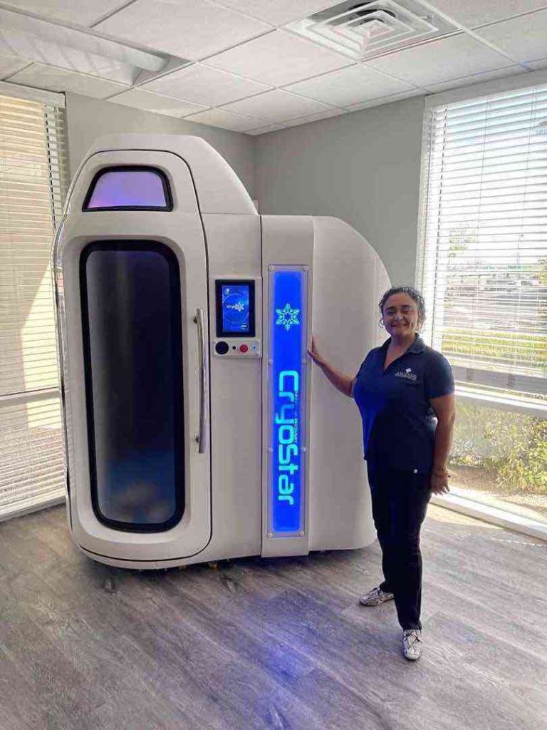 Operatrice accanto alla camera crioterapica CryoStar