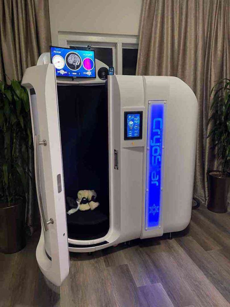 Camera crioterapica CryoStar bianca con porta aperta