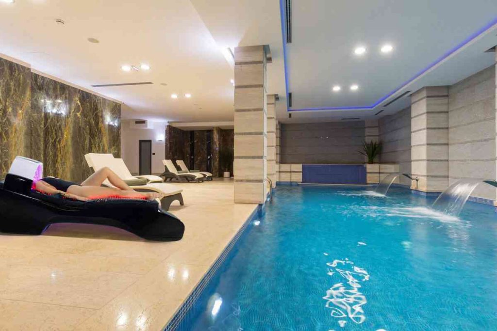 Lettino InfraCouch a bordo piscina coperta