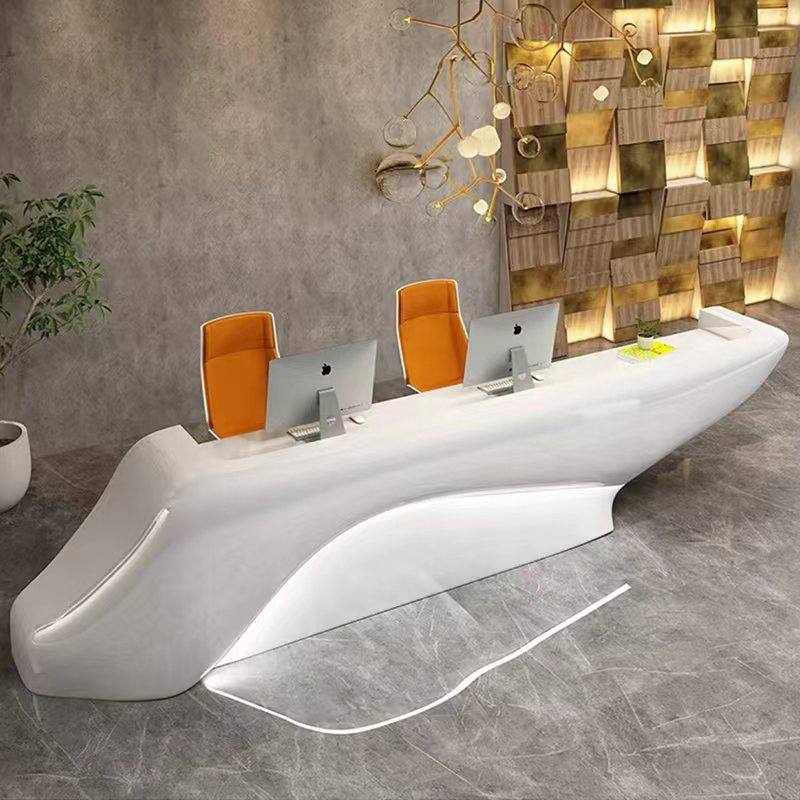 Bancone reception bianco curvo con parete in legno