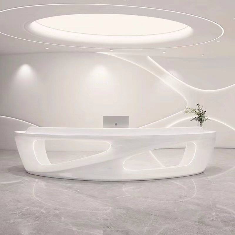 Bancone reception bianco dalle forme organiche