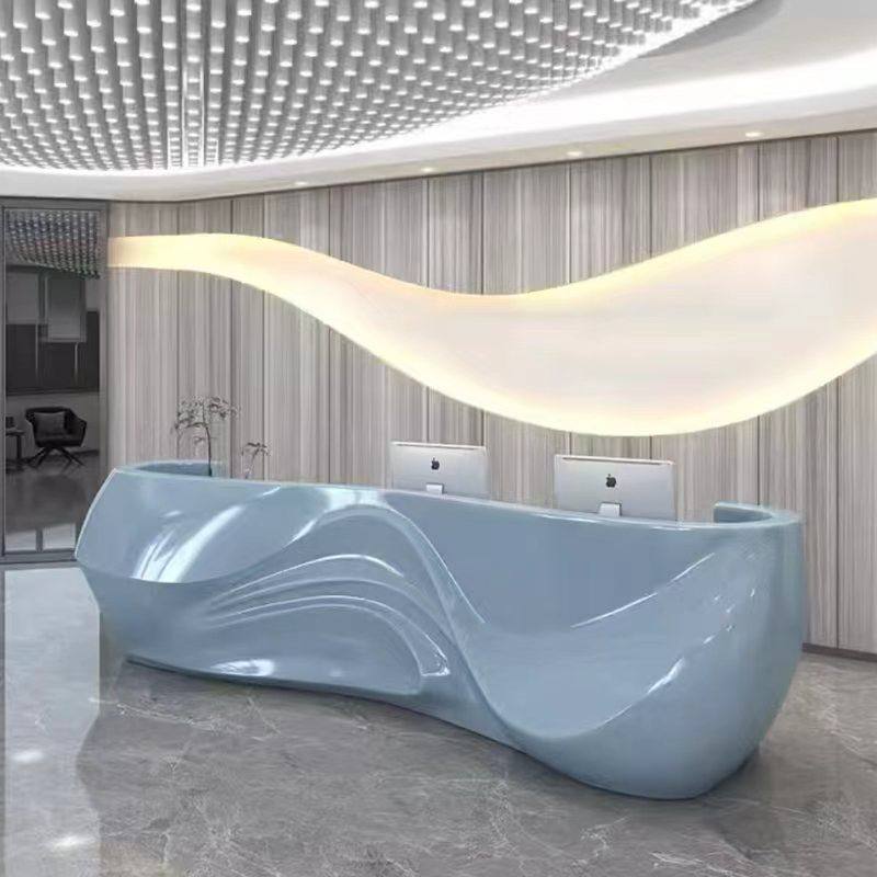Bancone reception azzurro dalle forme ondulate