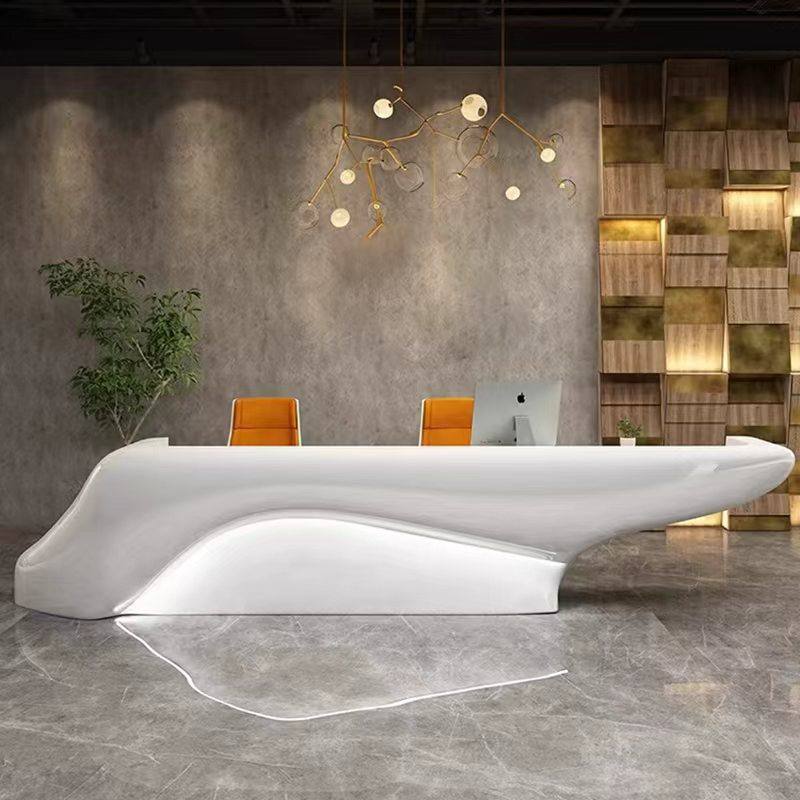 Bancone reception bianco curvo con sedie arancioni