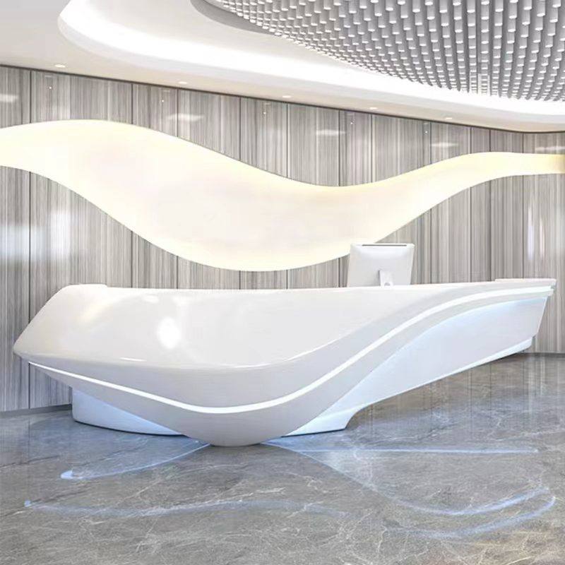 Bancone reception bianco a onda con soffitto illuminato