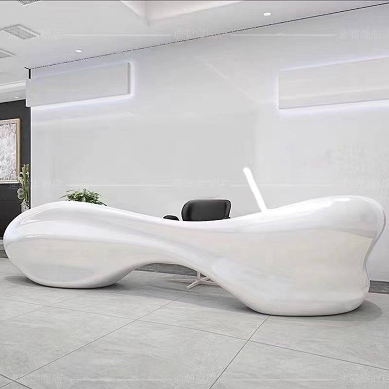 Bancone reception bianco dalle linee fluide