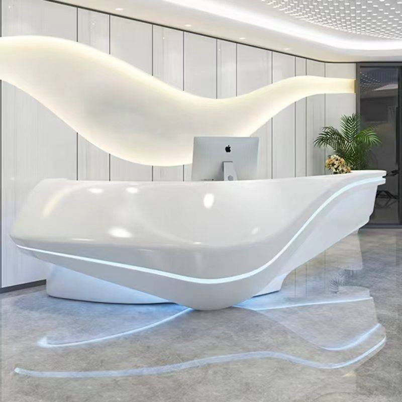 Bancone reception bianco a onda con luce soffusa