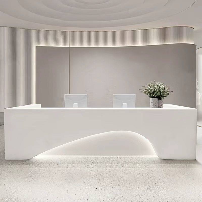 Bancone reception bianco minimalista con due postazioni